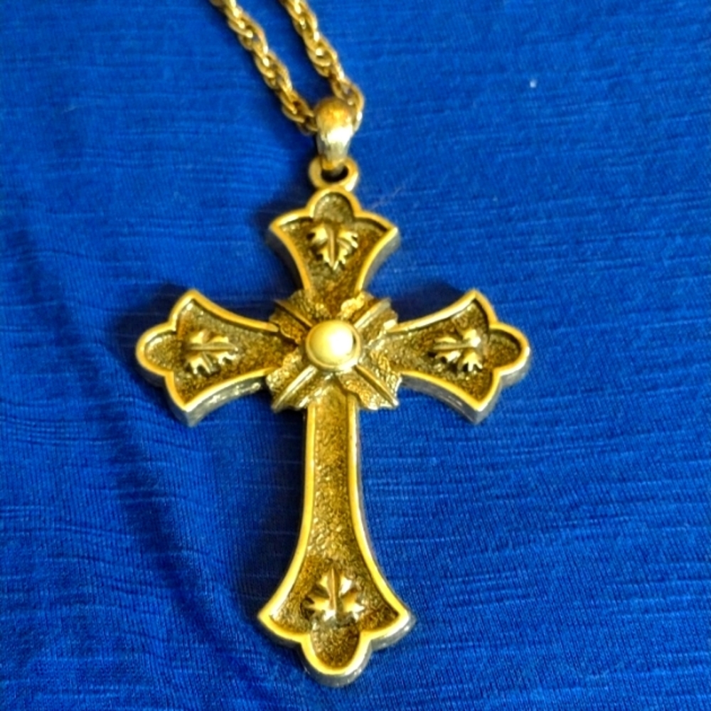 Sarah Coventry cross necklace gold